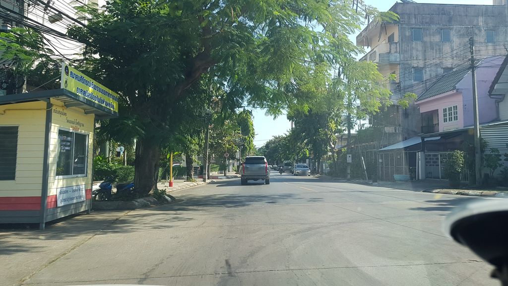 ภาพถนนตรงที่ ประตูผี ตั้งอยู่ ถ่ายโดย igorzo พ.ศ. 2562 (2019) · A street-level view of where ประตูผี · Pratu Phi stands, by igorzo in 2562 (2019)