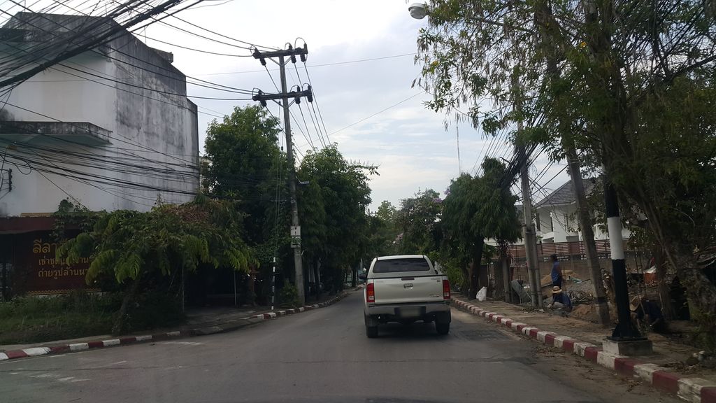 ภาพถนนตรงที่ ชาหยินหวงทีเฮ้าส์ ชาดีเชียงราย ตั้งอยู่ ถ่ายโดย jrcarlsen พ.ศ. 2560 (2017) · A street-level view of where ชาหยินหวงทีเฮ้าส์ ชาดีเชียงราย · Chayinwongthi House Chadichiangrai stands, by jrcarlsen in 2560 (2017)