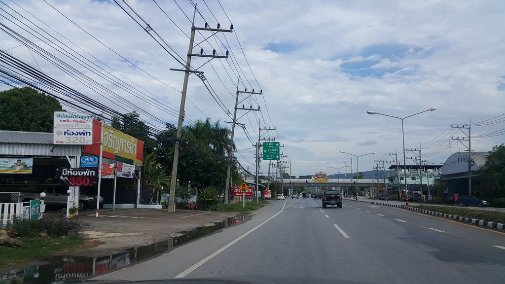 ภาพถนนตรงที่ ร้านข้าวแกงอินดี้ ตั้งอยู่ ถ่ายโดย jrcarlsen พ.ศ. 2560 (2017) · A street-level view of where ร้านข้าวแกงอินดี้ · Ran Khaokaeng Indie stands, by jrcarlsen in 2560 (2017)