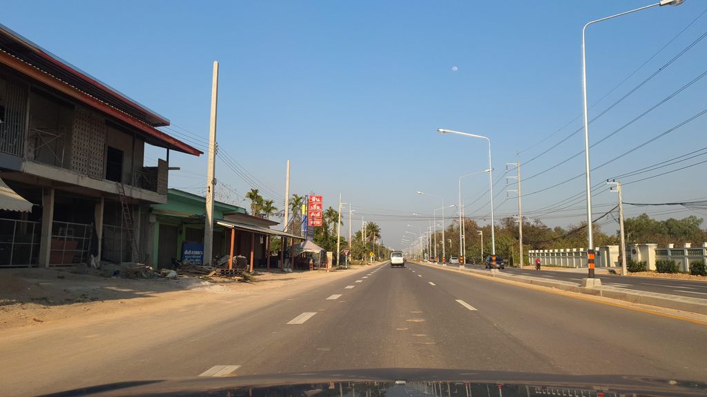 ภาพถนนตรงที่ เฮือนฮิมบ่อโฮมสเตย์ ตั้งอยู่ ถ่ายโดย jrcarlsen พ.ศ. 2565 (2022) · A street-level view of where เฮือนฮิมบ่อโฮมสเตย์ · Huean Him Bo Homestay stands, by jrcarlsen in 2565 (2022)