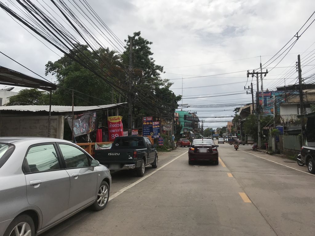 ภาพถนนตรงที่ Cr-คลีนิคฟันหมอสิทธิศักดิ์ ตั้งอยู่ ถ่ายโดย kiw พ.ศ. 2561 (2018) · A street-level view of where Cr-คลีนิคฟันหมอสิทธิศักดิ์ · Cr-Clinic Fan Mo Sitthi Sak stands, by kiw in 2561 (2018)