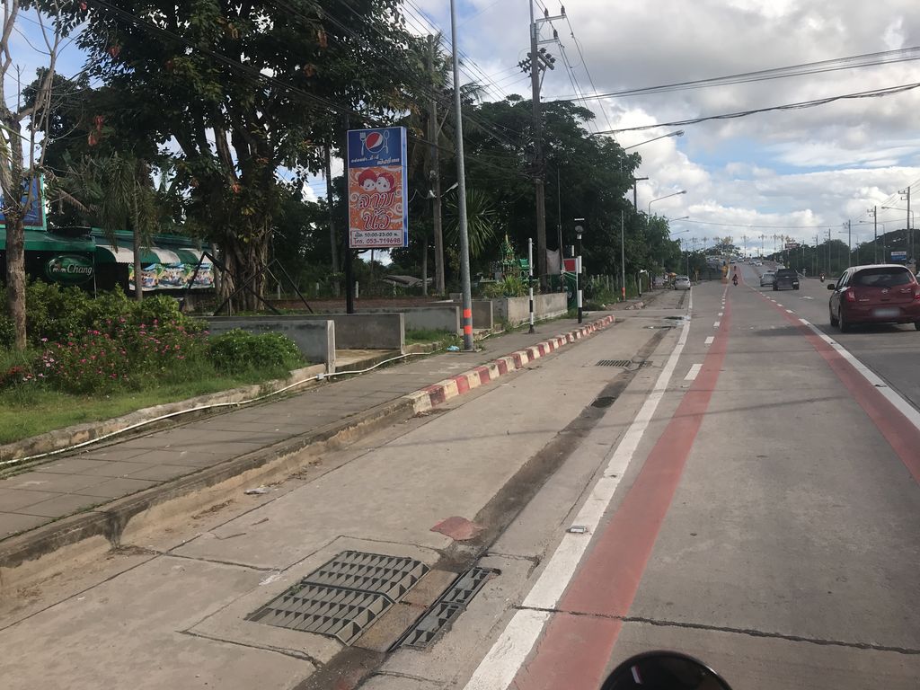 ภาพถนนตรงที่ ครัวลุงดาบ ตั้งอยู่ ถ่ายโดย wiwattantib พ.ศ. 2561 (2018) · A street-level view of where ครัวลุงดาบ · Khrualungdap stands, by wiwattantib in 2561 (2018)