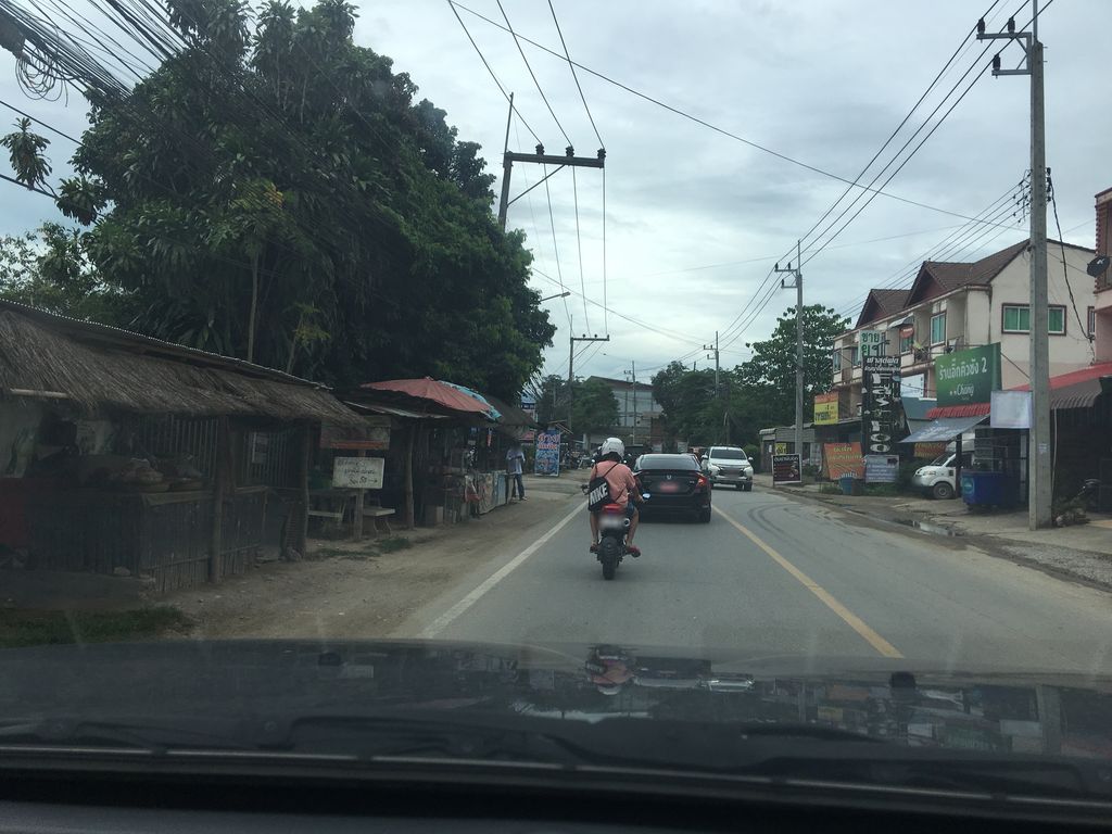 ภาพถนนตรงที่ น้ำลัดอาหารแช่แข็ง ตั้งอยู่ ถ่ายโดย wapriz พ.ศ. 2561 (2018) · A street-level view of where น้ำลัดอาหารแช่แข็ง · Nam Lat Ahanchaekhaeng stands, by wapriz in 2561 (2018)