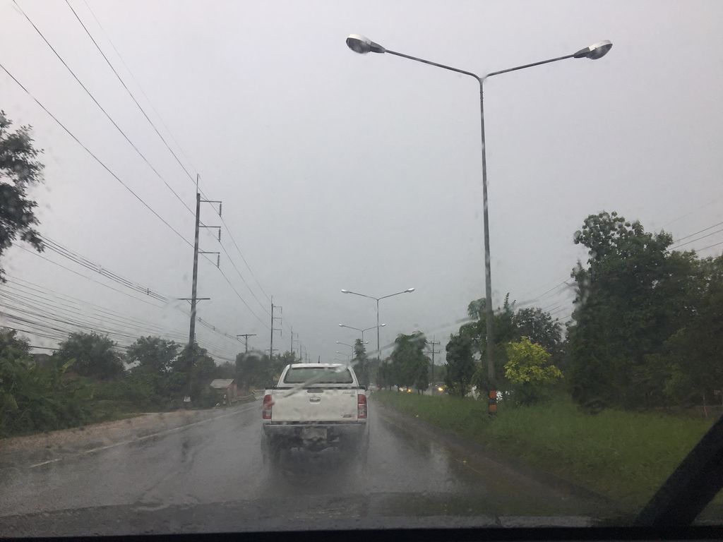 ภาพถนนตรงที่ ฉัตรทอง จำหน่ายฉัตรเเละสัปทน ตั้งอยู่ ถ่ายโดย wapriz พ.ศ. 2561 (2018) · A street-level view of where ฉัตรทอง จำหน่ายฉัตรเเละสัปทน · Chatrathong Chamnai Chat Lesapthon stands, by wapriz in 2561 (2018)