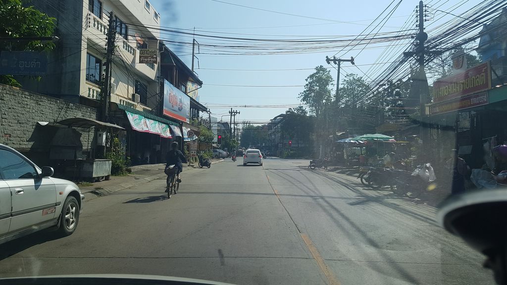 ภาพถนนตรงที่ ทะเลหวาน 2 ตั้งอยู่ ถ่ายโดย igorzo พ.ศ. 2562 (2019) · A street-level view of where ทะเลหวาน 2 · Thalewan 2 stands, by igorzo in 2562 (2019)
