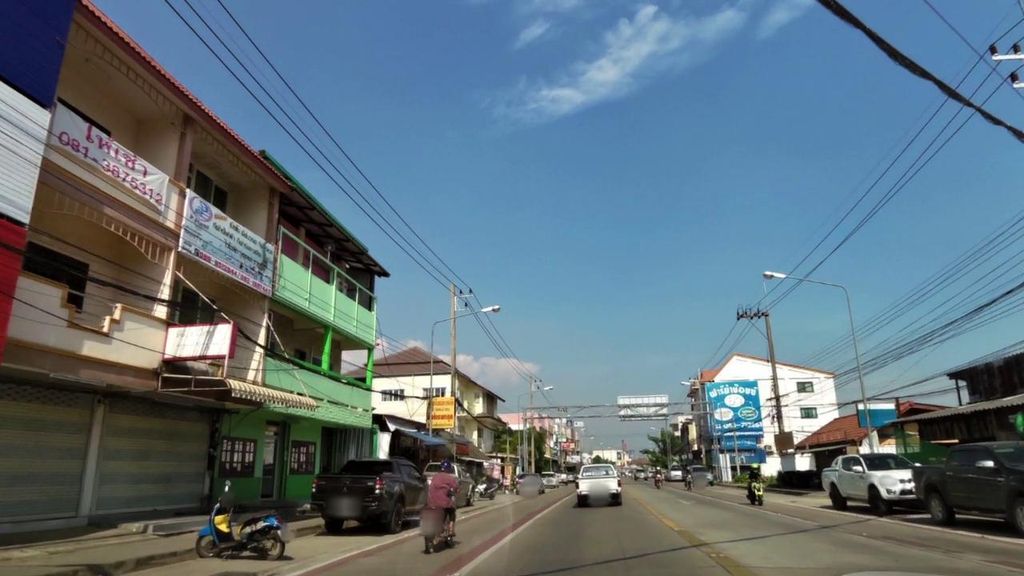 ภาพถนนตรงที่ หลงฮัก ตั้งอยู่ ถ่ายโดย toffy พ.ศ. 2561 (2018) · A street-level view of where หลงฮัก · Longhak stands, by toffy in 2561 (2018)