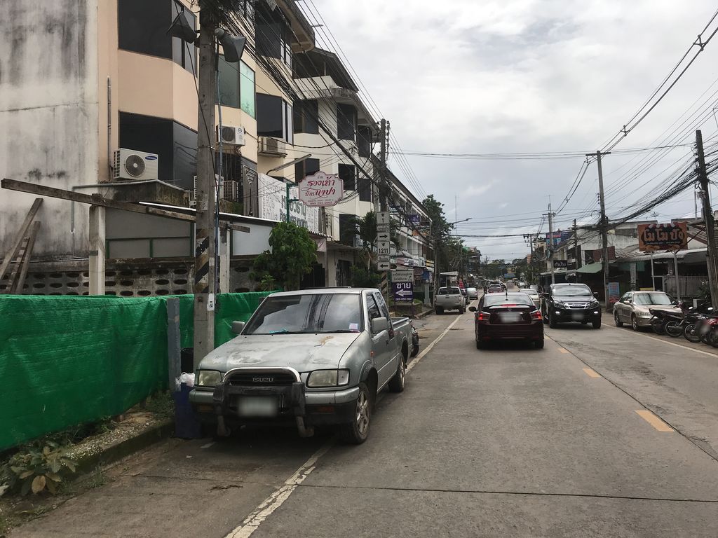ภาพถนนตรงที่ Viewwide Graphic Design ตั้งอยู่ ถ่ายโดย kiw พ.ศ. 2561 (2018) · A street-level view of where Viewwide Graphic Design stands, by kiw in 2561 (2018)