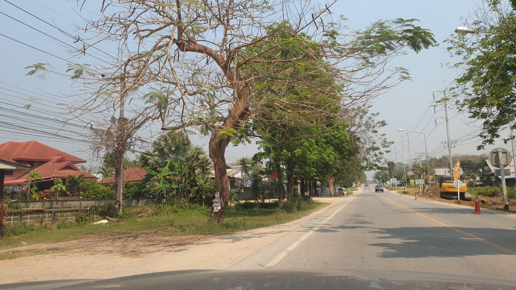 ภาพถนนตรงที่ โอ เจริญ มอเตอร์ ตั้งอยู่ ถ่ายโดย jrcarlsen พ.ศ. 2565 (2022) · A street-level view of where โอ เจริญ มอเตอร์ · O Charoen Motor stands, by jrcarlsen in 2565 (2022)