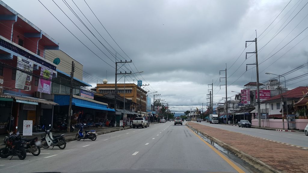ภาพถนนตรงที่ Twentynine Barber Shop ตั้งอยู่ ถ่ายโดย jrcarlsen พ.ศ. 2559 (2016) · A street-level view of where Twentynine Barber Shop stands, by jrcarlsen in 2559 (2016)