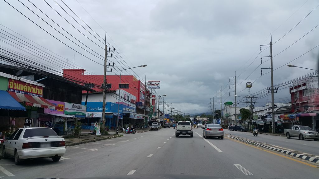 ภาพถนนตรงที่ จ่ามไหมไทย ตั้งอยู่ ถ่ายโดย jrcarlsen พ.ศ. 2559 (2016) · A street-level view of where จ่ามไหมไทย · Chammaithai stands, by jrcarlsen in 2559 (2016)