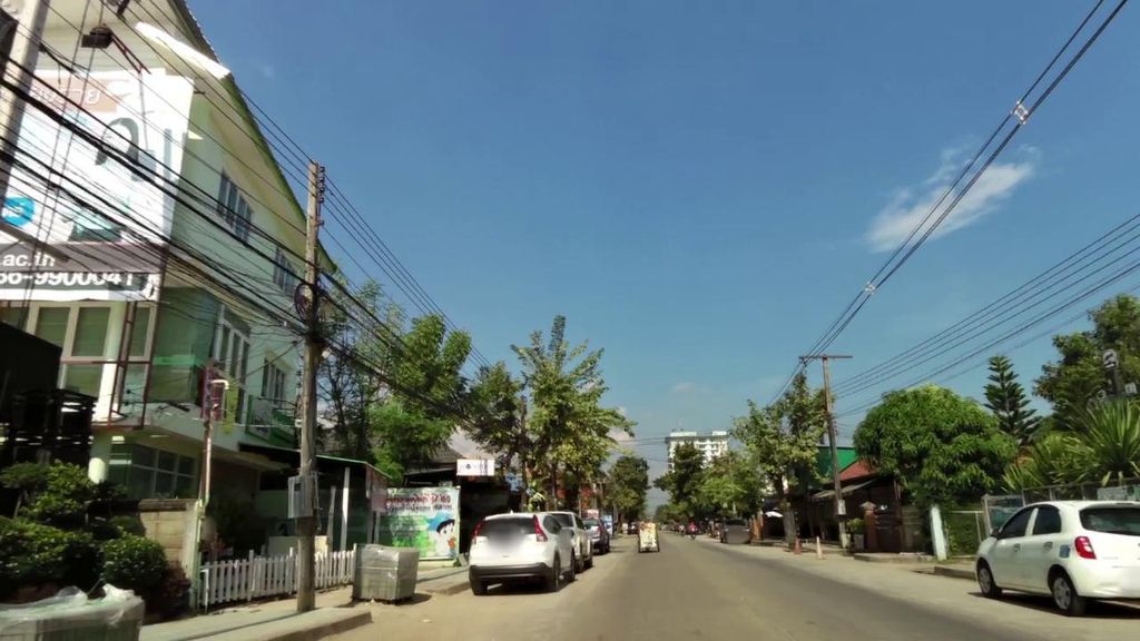 ภาพถนนตรงที่ ร้านรสสยาม ตั้งอยู่ ถ่ายโดย toffy พ.ศ. 2561 (2018) · A street-level view of where ร้านรสสยาม · Ran Rot Sayam stands, by toffy in 2561 (2018)