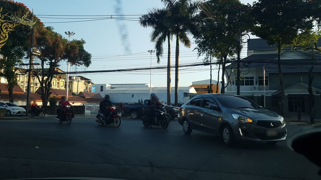 ภาพถนนตรงที่ สวิตออน-เชียงราย ตั้งอยู่ ถ่ายโดย igorzo พ.ศ. 2562 (2019) · A street-level view of where สวิตออน-เชียงราย · Sawiton-Chiang Rai stands, by igorzo in 2562 (2019)