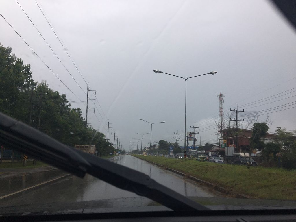 ภาพถนนตรงที่ โรงเรียนอนุบาลโป่งงาม ตั้งอยู่ ถ่ายโดย wapriz พ.ศ. 2561 (2018) · A street-level view of where โรงเรียนอนุบาลโป่งงาม · Anuban Pong Ngam School stands, by wapriz in 2561 (2018)