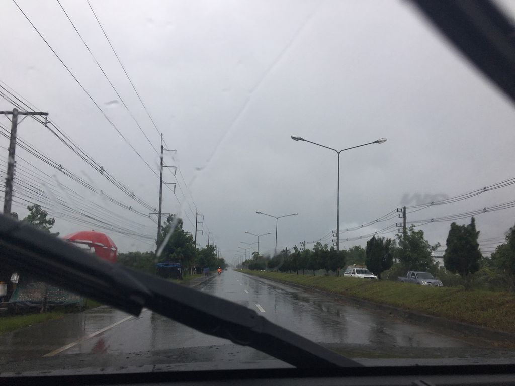 ภาพถนนตรงที่ ภูแพรวา At แม่สาย ตั้งอยู่ ถ่ายโดย wapriz พ.ศ. 2561 (2018) · A street-level view of where ภูแพรวา At แม่สาย · Phuphraeo At Mae Sai stands, by wapriz in 2561 (2018)
