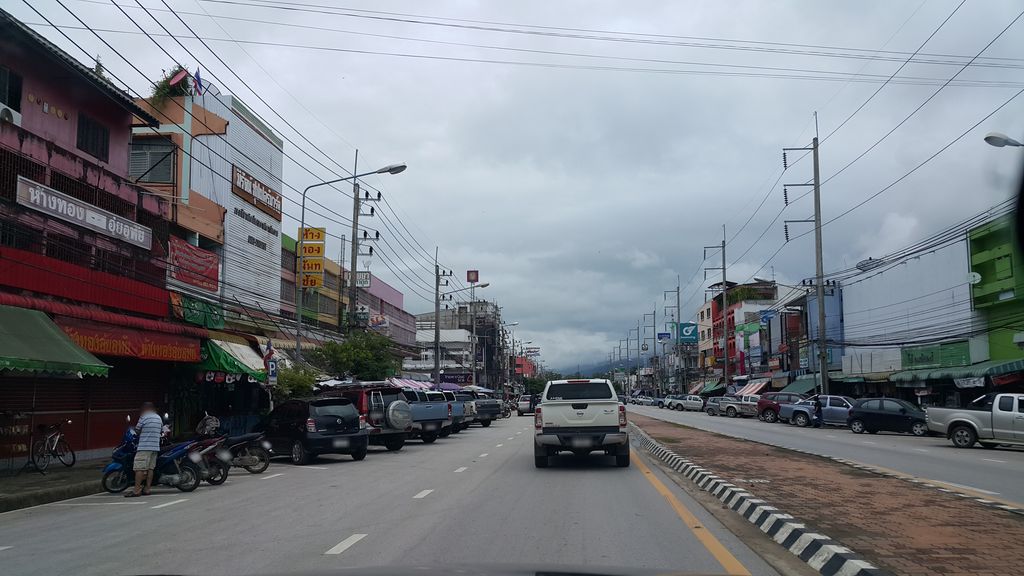 ภาพถนนตรงที่ ธนาคารทหารไทย ตั้งอยู่ ถ่ายโดย jrcarlsen พ.ศ. 2559 (2016) · A street-level view of where ธนาคารทหารไทย · Thahan Thai Bank stands, by jrcarlsen in 2559 (2016)