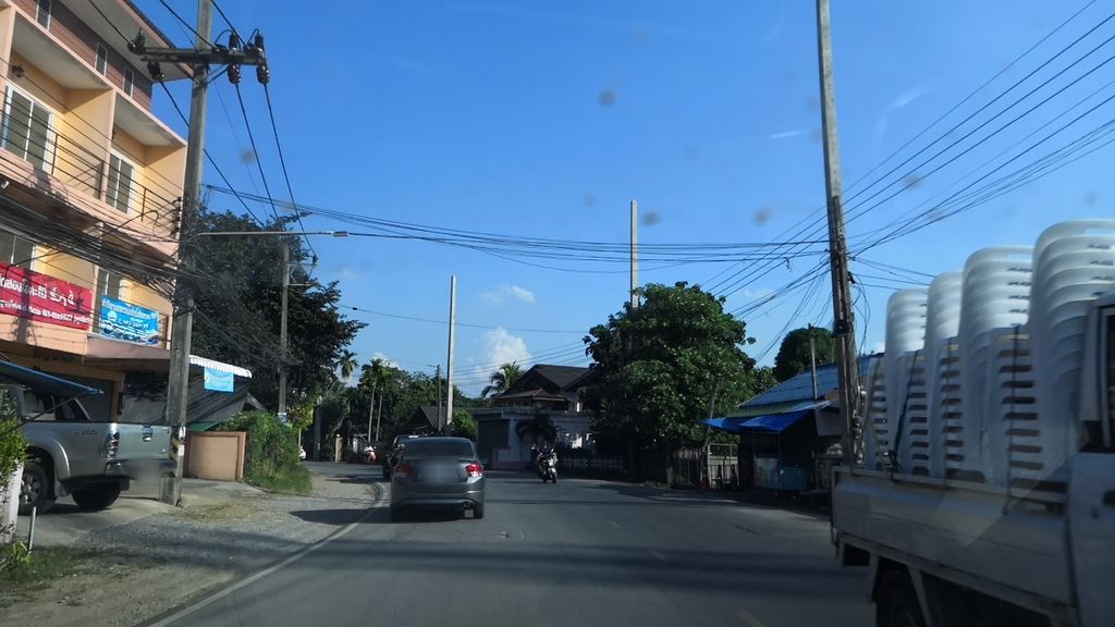 ภาพถนนตรงที่ ลาบไก่ ณ เดช ตั้งอยู่ ถ่ายโดย charlesano พ.ศ. 2561 (2018) · A street-level view of where ลาบไก่ ณ เดช · Lapkai Na Det stands, by charlesano in 2561 (2018)