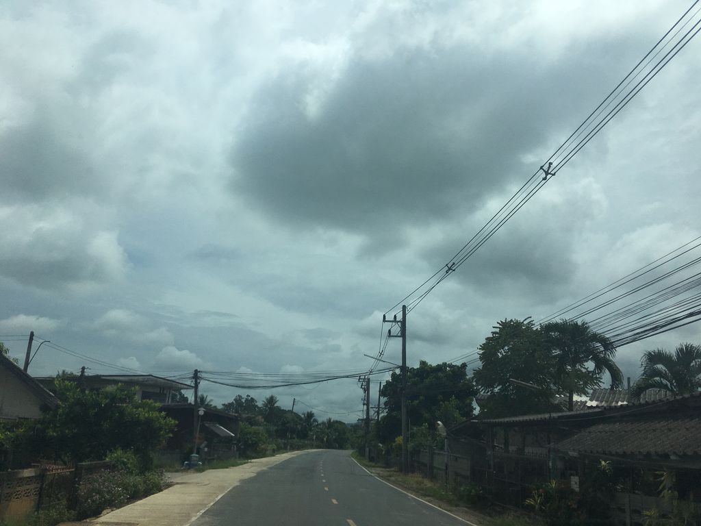 ภาพถนนตรงที่ ครัวเอื้องคำ ตั้งอยู่ ถ่ายโดย wapriz พ.ศ. 2561 (2018) · A street-level view of where ครัวเอื้องคำ · Khruaueangkham stands, by wapriz in 2561 (2018)