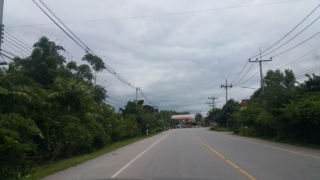 ภาพถนนตรงที่ บุญช่วยหมูกะทะ ตั้งอยู่ ถ่ายโดย jrcarlsen พ.ศ. 2559 (2016) · A street-level view of where บุญช่วยหมูกะทะ · Bun Chuai Mukatha stands, by jrcarlsen in 2559 (2016)