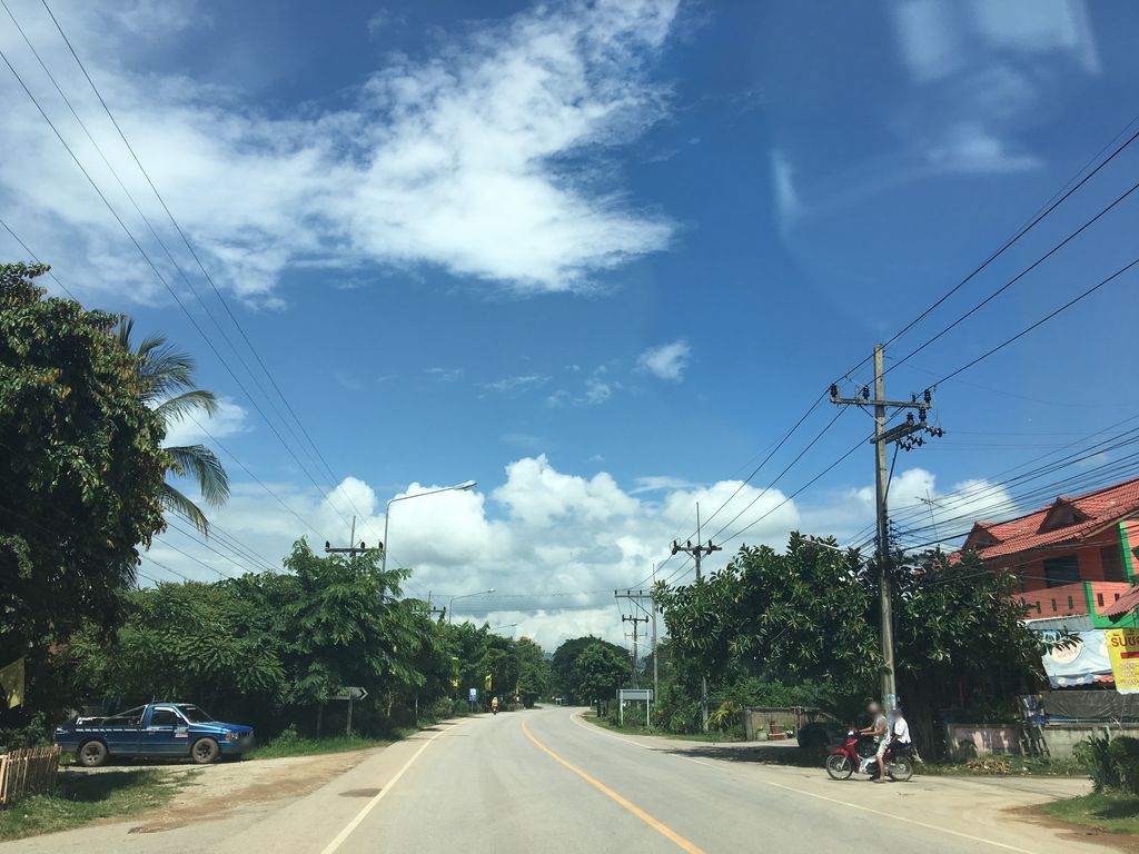 ภาพถนนตรงที่ ตลาดสดบ้านโป่ง ตั้งอยู่ ถ่ายโดย wapriz พ.ศ. 2561 (2018) · A street-level view of where ตลาดสดบ้านโป่ง · Ban Pong Fresh market stands, by wapriz in 2561 (2018)