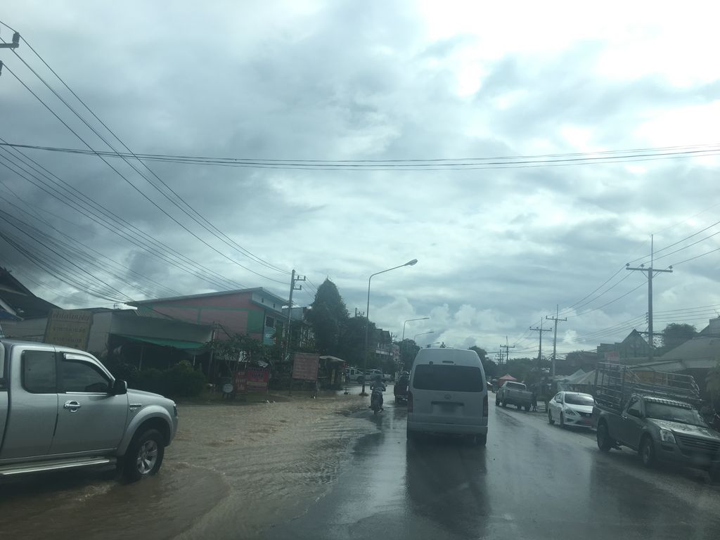 ภาพถนนตรงที่ แพทโมบายเซอร์วิส ตั้งอยู่ ถ่ายโดย wapriz พ.ศ. 2561 (2018) · A street-level view of where แพทโมบายเซอร์วิส · Phaet Mobile Service stands, by wapriz in 2561 (2018)