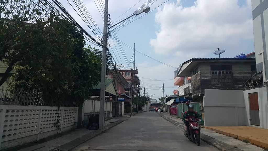 ภาพถนนตรงที่ ร้านสักลาย Eightball Tattoo ตั้งอยู่ ถ่ายโดย jrcarlsen พ.ศ. 2560 (2017) · A street-level view of where ร้านสักลาย Eightball Tattoo stands, by jrcarlsen in 2560 (2017)