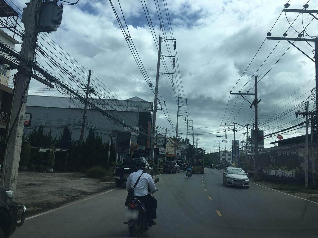 ภาพถนนตรงที่ ร้านกุญแจเด่นห้าเชียงราย ตั้งอยู่ ถ่ายโดย wapriz พ.ศ. 2561 (2018) · A street-level view of where ร้านกุญแจเด่นห้าเชียงราย · Ran Kunchae Denha Chiang Rai stands, by wapriz in 2561 (2018)