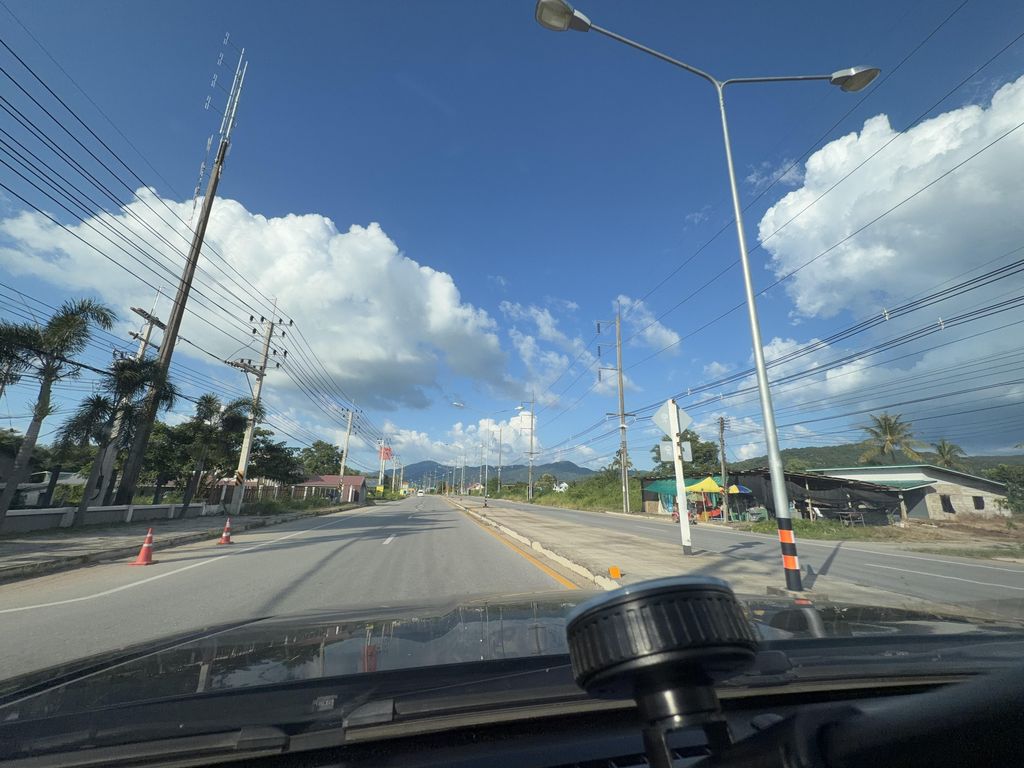 ภาพถนนตรงที่ การไฟฟ้าส่วนภูมิภาคเชียงราย สาขาเทอดไท ตั้งอยู่ ถ่ายโดย Peeramod พ.ศ. 2569 (2026) · A street-level view of where การไฟฟ้าส่วนภูมิภาคเชียงราย สาขาเทอดไท · Kanfaifa Suan Phum Phak Chiang Rai Sakha Thoetthai stands, by Peeramod in 2569 (2026)