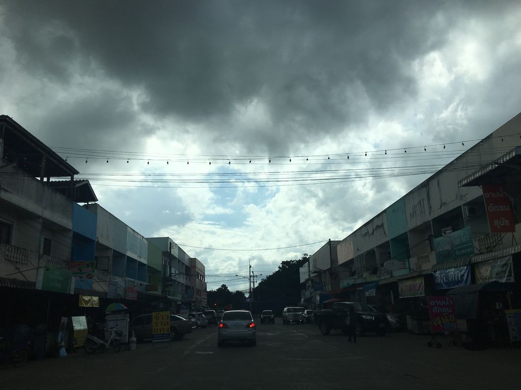 ภาพถนนตรงที่ ร้านเมืองใหม่การแว่น ตั้งอยู่ ถ่ายโดย wapriz พ.ศ. 2561 (2018) · A street-level view of where ร้านเมืองใหม่การแว่น · Ran Mueang Mai Kanwaen stands, by wapriz in 2561 (2018)