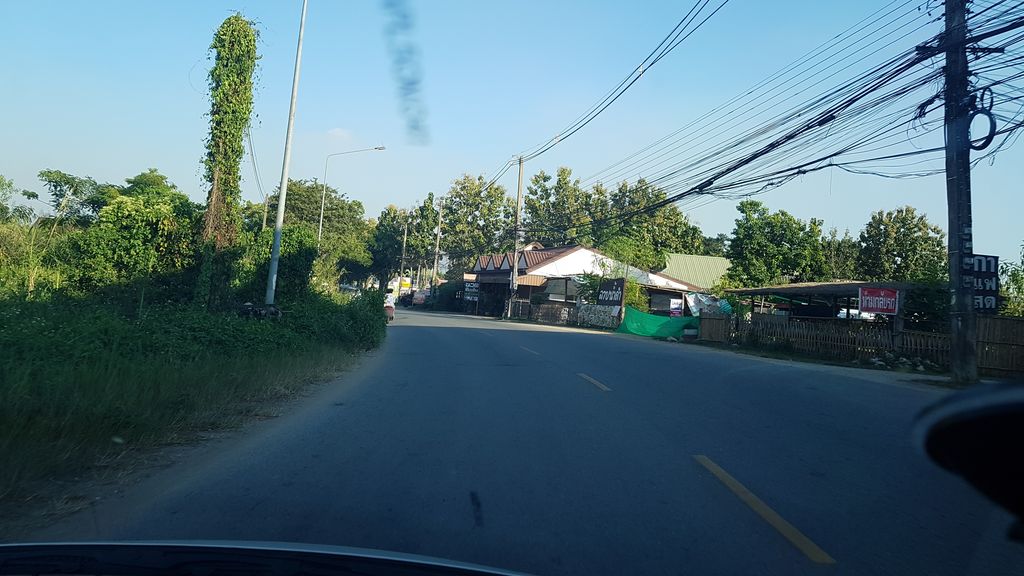 ภาพถนนตรงที่ ห้องเสื้ออาข่าอารดา ตั้งอยู่ ถ่ายโดย igorzo พ.ศ. 2562 (2019) · A street-level view of where ห้องเสื้ออาข่าอารดา · Hongsuea Akha A Rada stands, by igorzo in 2562 (2019)