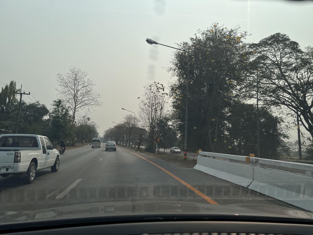 ภาพถนนตรงที่ อาร์ทู ร่องขุ่น ตั้งอยู่ ถ่ายโดย lin_wang พ.ศ. 2567 (2024) · A street-level view of where อาร์ทู ร่องขุ่น · Athu Rongkhun stands, by lin_wang in 2567 (2024)