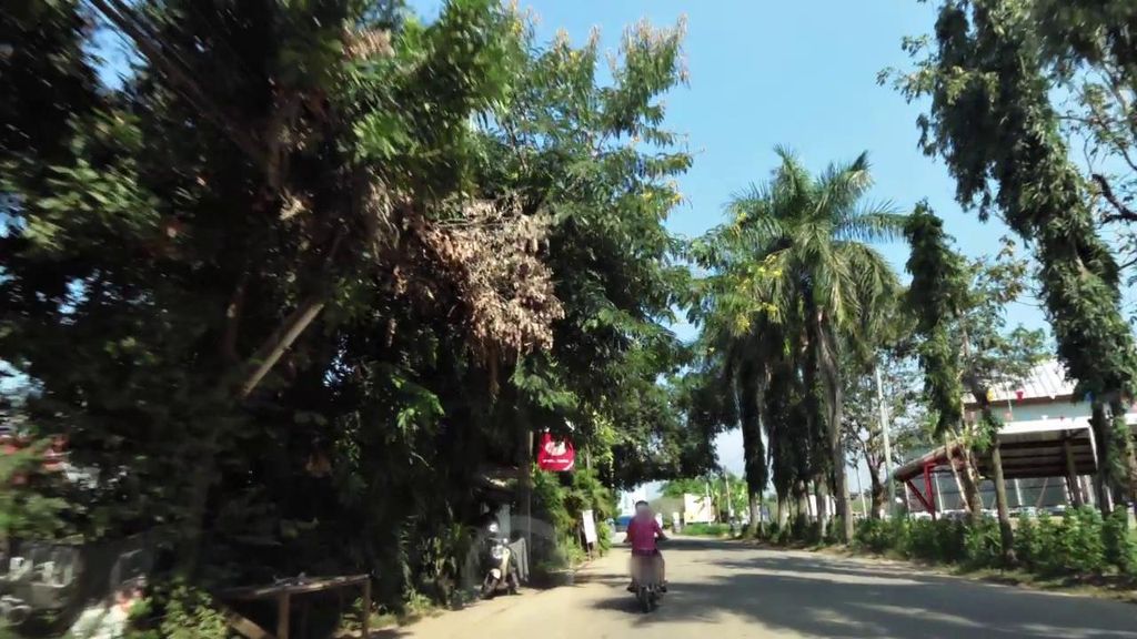 ภาพถนนตรงที่ สันลมจอย ตั้งอยู่ ถ่ายโดย toffy พ.ศ. 2561 (2018) · A street-level view of where สันลมจอย · San Lamachoi stands, by toffy in 2561 (2018)