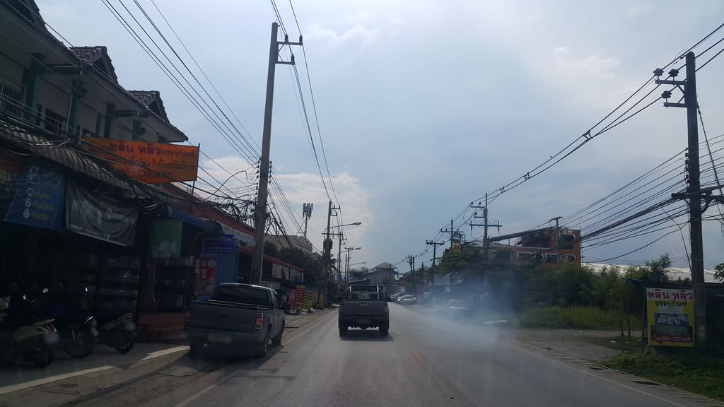 ภาพถนนตรงที่ Khong Waan Living - ของหวาน ลิฟวิง ตั้งอยู่ ถ่ายโดย jrcarlsen พ.ศ. 2560 (2017) · A street-level view of where Khong Waan Living - ของหวาน ลิฟวิง stands, by jrcarlsen in 2560 (2017)