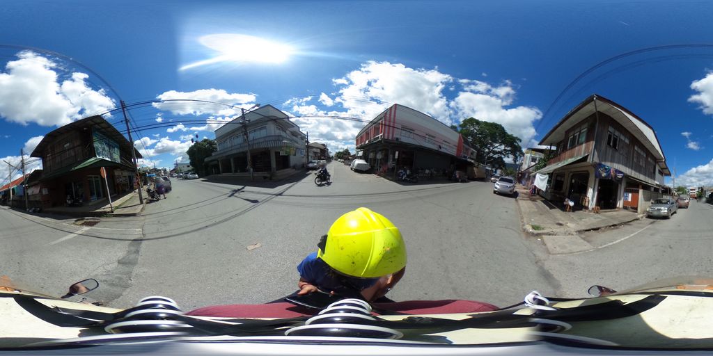 ภาพถนนตรงที่ ห้างทองราชาวดี ตั้งอยู่ ถ่ายโดย maricarrabonza พ.ศ. 2562 (2019) · A street-level view of where ห้างทองราชาวดี · Hangthong Rachaodi stands, by maricarrabonza in 2562 (2019)