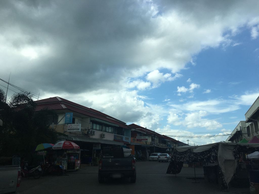 ภาพถนนตรงที่ ร้านตัดผมพายุ ตั้งอยู่ ถ่ายโดย wapriz พ.ศ. 2561 (2018) · A street-level view of where ร้านตัดผมพายุ · phai Barber stands, by wapriz in 2561 (2018)