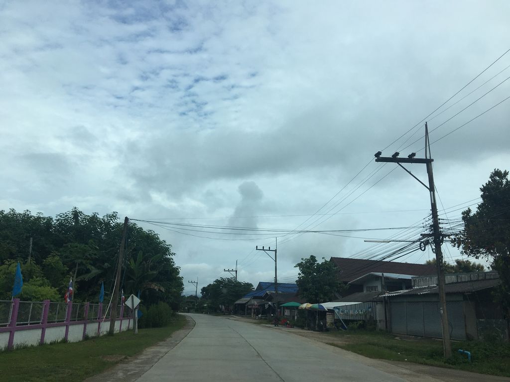 ภาพถนนตรงที่ ศูนย์พัฒนาเด็กเล็กตำบลธารทอง ตั้งอยู่ ถ่ายโดย wapriz พ.ศ. 2561 (2018) · A street-level view of where ศูนย์พัฒนาเด็กเล็กตำบลธารทอง · Tambon Thanthong Childcare centre stands, by wapriz in 2561 (2018)
