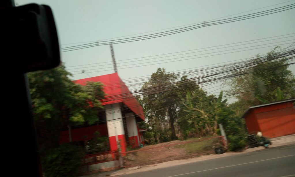 ภาพถนนตรงที่ ฮักเมีย ตั้งอยู่ ถ่ายโดย ozflor พ.ศ. 2562 (2019) · A street-level view of where ฮักเมีย · Hakmia stands, by ozflor in 2562 (2019)
