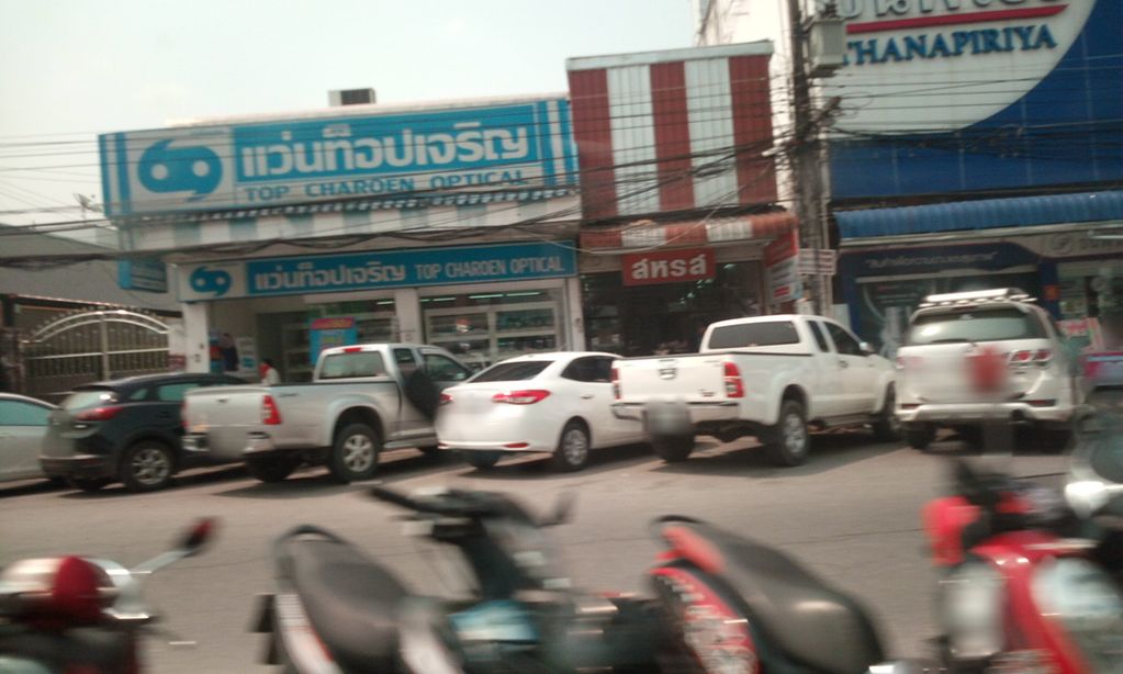 ภาพถนนตรงที่ เซเว่นหอนาฬิกา ตั้งอยู่ ถ่ายโดย ozflor พ.ศ. 2562 (2019) · A street-level view of where เซเว่นหอนาฬิกา · Seven Ho Nalika stands, by ozflor in 2562 (2019)