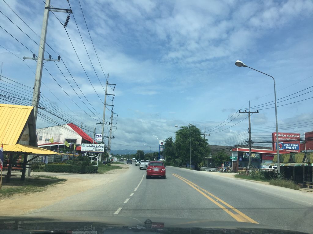 ภาพถนนตรงที่ ก๋วยเตี๋ยวเรือนายน้อย ตั้งอยู่ ถ่ายโดย wapriz พ.ศ. 2561 (2018) · A street-level view of where ก๋วยเตี๋ยวเรือนายน้อย · Kuai Tiaoruea Nainoi stands, by wapriz in 2561 (2018)