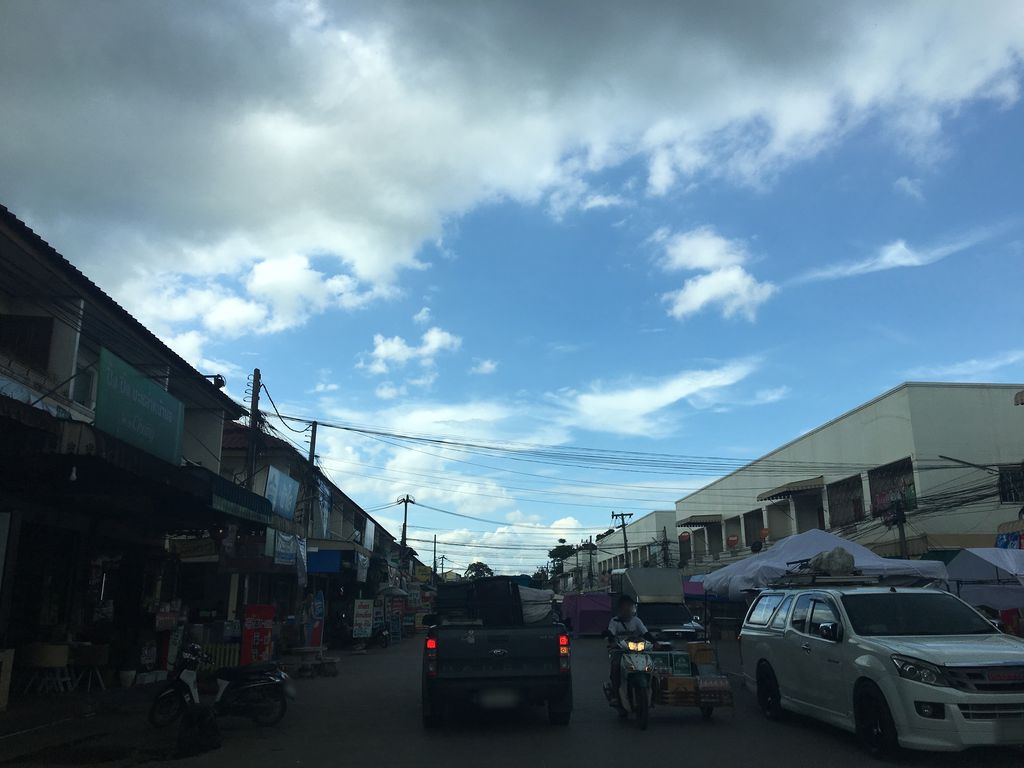 ภาพถนนตรงที่ กินเต็กกัน ตั้งอยู่ ถ่ายโดย wapriz พ.ศ. 2561 (2018) · A street-level view of where กินเต็กกัน · Kintekkan stands, by wapriz in 2561 (2018)
