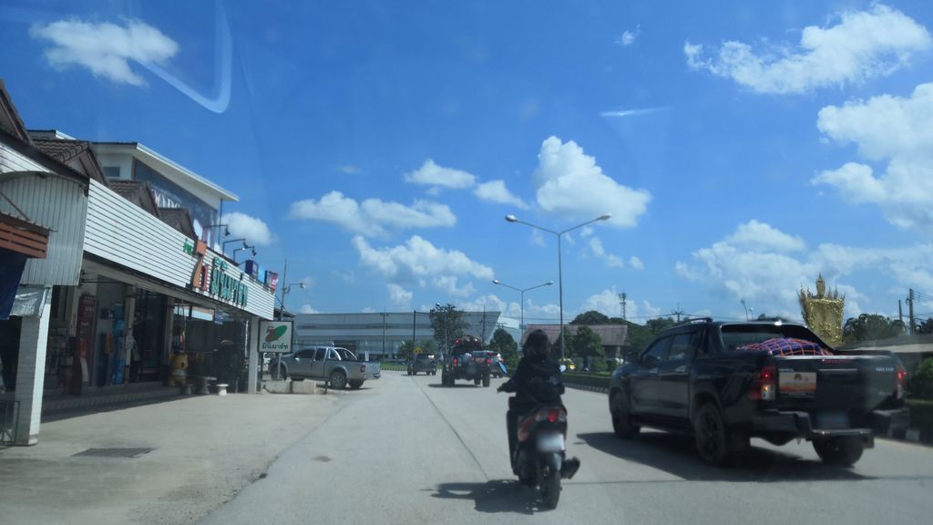 ภาพถนนตรงที่ ธนาคารกรุงเทพ ตั้งอยู่ ถ่ายโดย charlesano พ.ศ. 2561 (2018) · A street-level view of where ธนาคารกรุงเทพ · Krung Thep Bank stands, by charlesano in 2561 (2018)