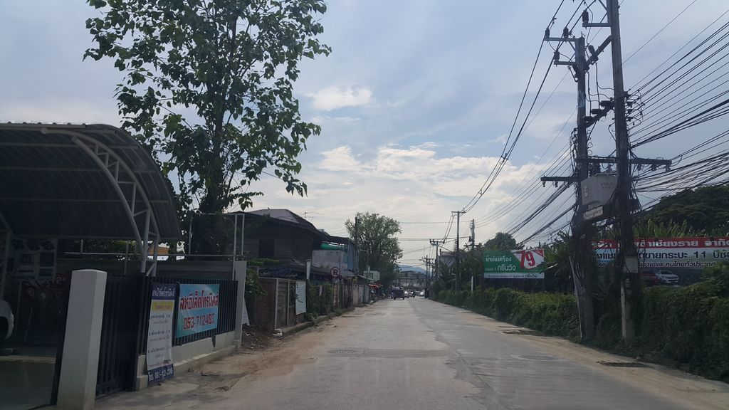 ภาพถนนตรงที่ วรรณศรีคาร์แคร์ ตั้งอยู่ ถ่ายโดย jrcarlsen พ.ศ. 2560 (2017) · A street-level view of where วรรณศรีคาร์แคร์ · Wan Si Car Care stands, by jrcarlsen in 2560 (2017)