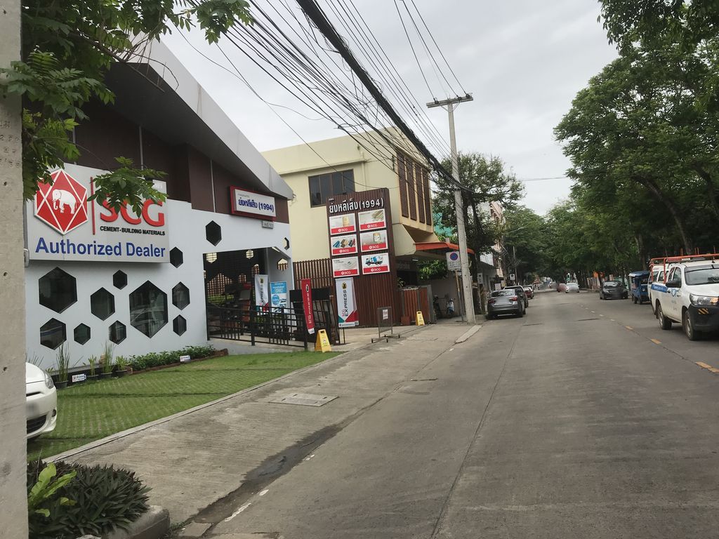 ภาพถนนตรงที่ เทคโนปริ๊นติ้งเซ็นเตอร์ ตั้งอยู่ ถ่ายโดย kiw พ.ศ. 2561 (2018) · A street-level view of where เทคโนปริ๊นติ้งเซ็นเตอร์ · Thekno Prin Ting Center stands, by kiw in 2561 (2018)