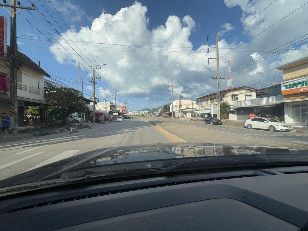 ภาพถนนตรงที่ ธนาคารออมสิน สาขาขุนตาล ตั้งอยู่ ถ่ายโดย Peeramod พ.ศ. 2569 (2026) · A street-level view of where ธนาคารออมสิน สาขาขุนตาล · Omsin Sakha Khun Tan Bank stands, by Peeramod in 2569 (2026)