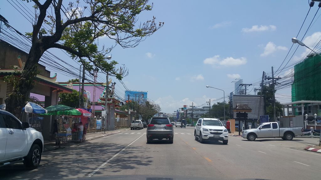 ภาพถนนตรงที่ Queen R ตั้งอยู่ ถ่ายโดย jrcarlsen พ.ศ. 2560 (2017) · A street-level view of where Queen R stands, by jrcarlsen in 2560 (2017)