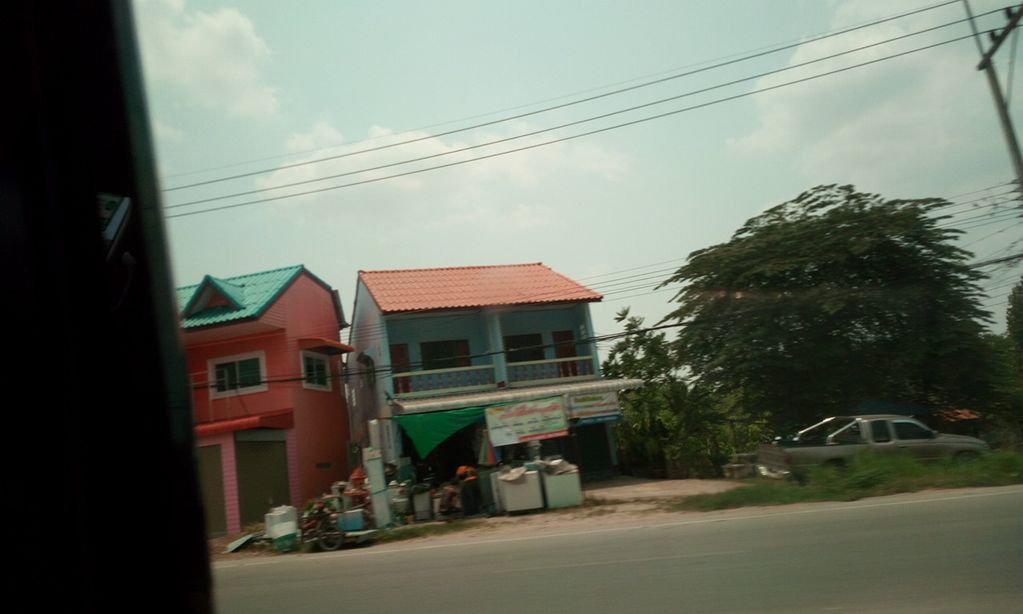 ภาพถนนตรงที่ T.D.farm chiangrai ตั้งอยู่ ถ่ายโดย ozflor พ.ศ. 2562 (2019) · A street-level view of where T.D.farm chiangrai stands, by ozflor in 2562 (2019)