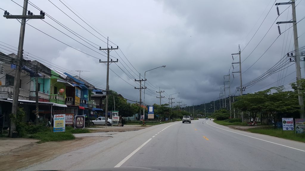 ภาพถนนตรงที่ ท่าข้าวเฮงดี ตั้งอยู่ ถ่ายโดย jrcarlsen พ.ศ. 2559 (2016) · A street-level view of where ท่าข้าวเฮงดี · Tha Khao Hengdi stands, by jrcarlsen in 2559 (2016)