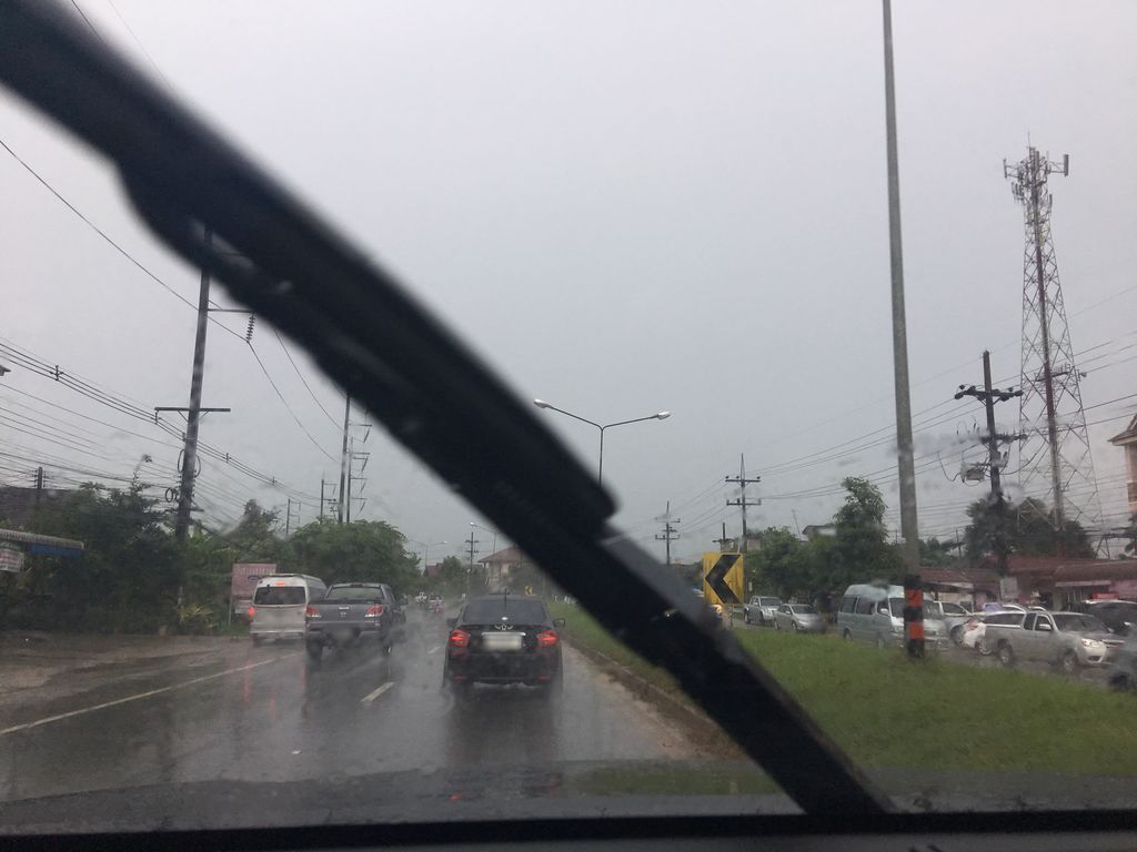 ภาพถนนตรงที่ พบรัก เวดดิ้ง สตูดิโอ ตั้งอยู่ ถ่ายโดย wapriz พ.ศ. 2561 (2018) · A street-level view of where พบรัก เวดดิ้ง สตูดิโอ · Phabrak Wedding Studio stands, by wapriz in 2561 (2018)