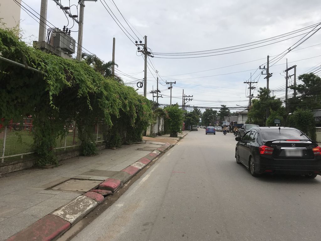 ภาพถนนตรงที่ ห้องผ่าตัดตึกหมูป่าชั้น4 ตั้งอยู่ ถ่ายโดย kiw พ.ศ. 2561 (2018) · A street-level view of where ห้องผ่าตัดตึกหมูป่าชั้น4 · Hong Phatat Tuek Mupa Chan4 stands, by kiw in 2561 (2018)