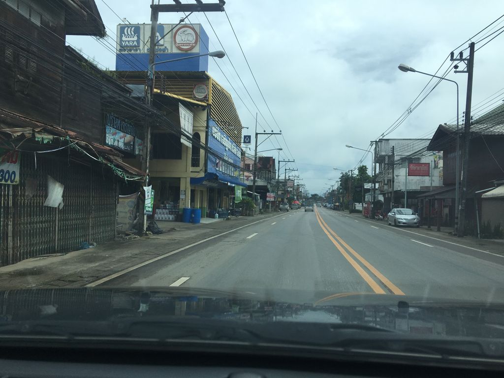 ภาพถนนตรงที่ Analog House ตั้งอยู่ ถ่ายโดย wapriz พ.ศ. 2561 (2018) · A street-level view of where Analog House stands, by wapriz in 2561 (2018)