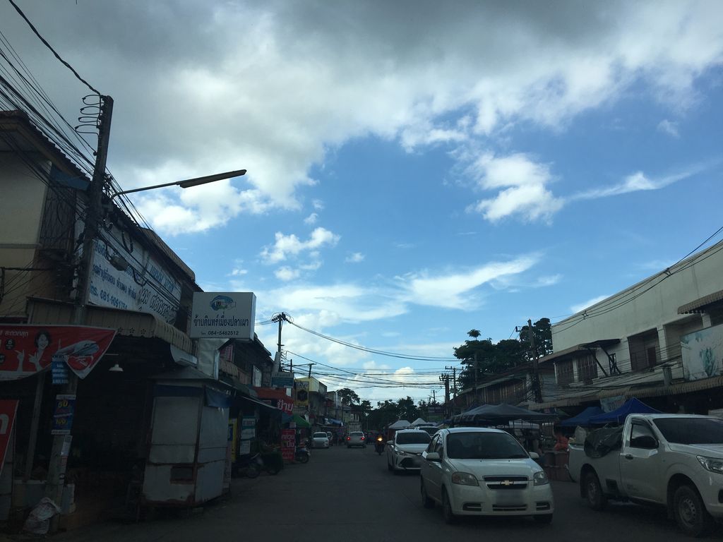 ภาพถนนตรงที่ เป็นหนึ่ง ขาหมู หมูกรอบ กะเพรา ตั้งอยู่ ถ่ายโดย wapriz พ.ศ. 2561 (2018) · A street-level view of where เป็นหนึ่ง ขาหมู หมูกรอบ กะเพรา · Pennueng Khamu Mukrop Kaphrao stands, by wapriz in 2561 (2018)